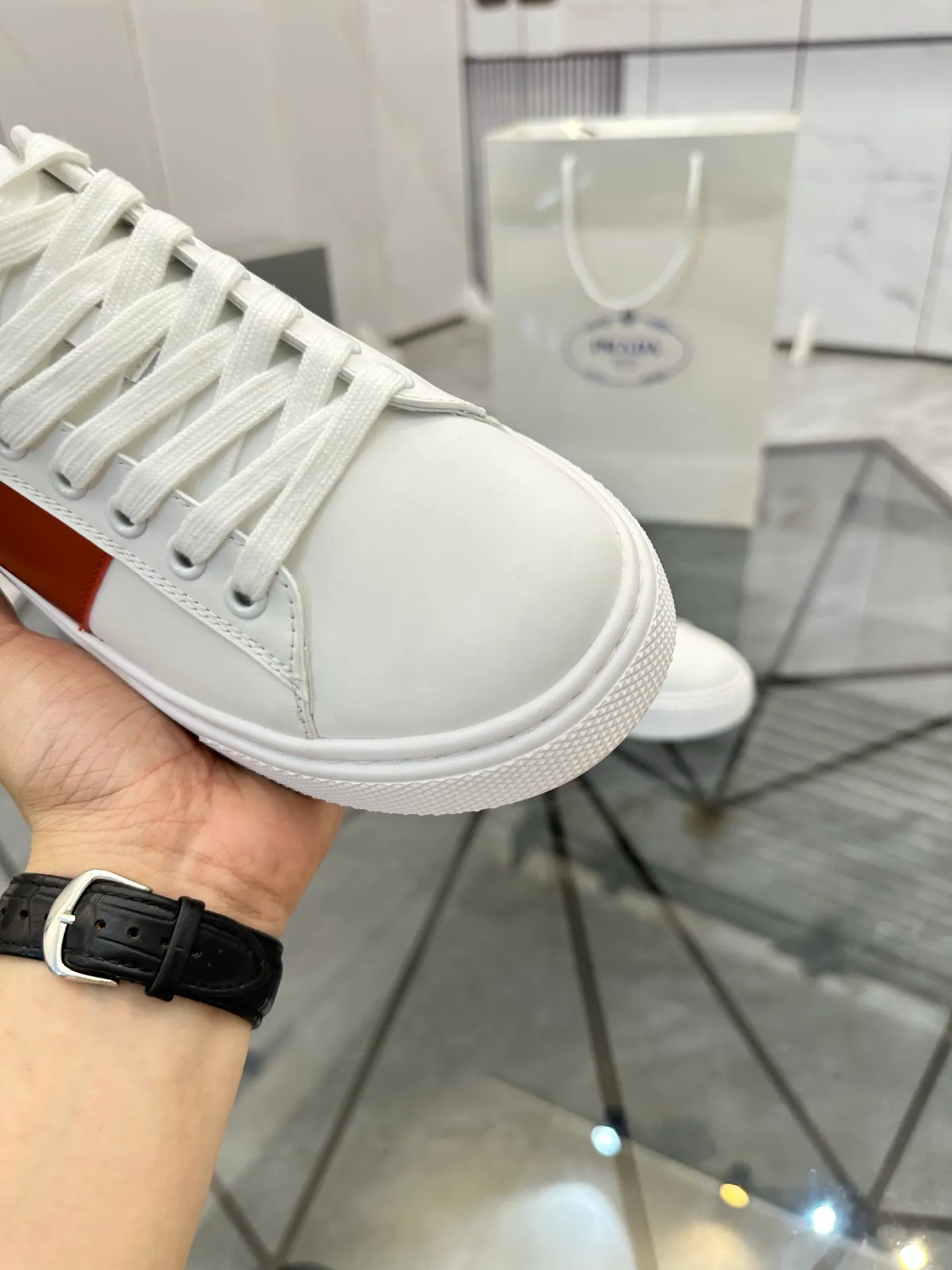 Men's shoes for sale💰: 💰P500¥ High-end top quality Product trademark: Prada * "Prada*" low-top casual shoes Regular size: 35-45 (can be customized to 46) Couple style Product materials: imported first-layer cowhide leather upper, water-dyed sheep lining, original outsole. No.: H201